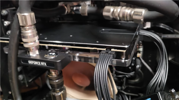 硬核魔改!手搓双12V-2x6接口RTX 5090:成功实现负载均衡_wishdown.com 硬核魔改!手搓双12V-2x6接口RTX 5090:成功实现负载均衡_wishdown.com