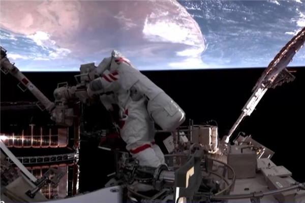 每秒7公里!官方揭秘空间碎片威力:1克碎片相当于10克TNT炸药_wishdown.com 每秒7公里!官方揭秘空间碎片威力:1克碎片相当于10克TNT炸药_wishdown.com