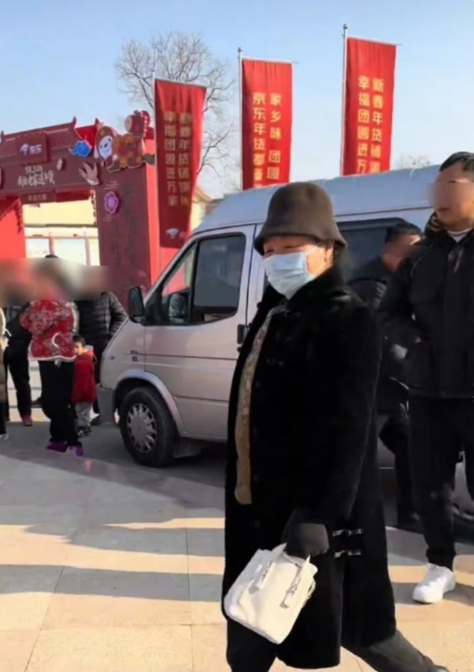 刘强东父母回光明村过年:穿儿媳买的大衣很朴实_wishdown.com 刘强东父母回光明村过年:穿儿媳买的大衣很朴实_wishdown.com