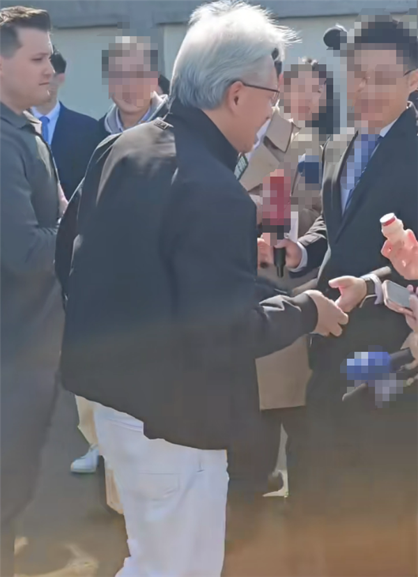 黄仁勋现身中国台湾:下飞机给媒体发养乐多和三明治_wishdown.com 黄仁勋现身中国台湾:下飞机给媒体发养乐多和三明治_wishdown.com