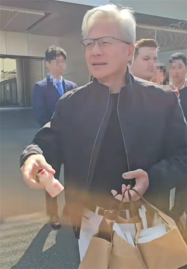黄仁勋现身中国台湾:下飞机给媒体发养乐多和三明治_wishdown.com 黄仁勋现身中国台湾:下飞机给媒体发养乐多和三明治_wishdown.com