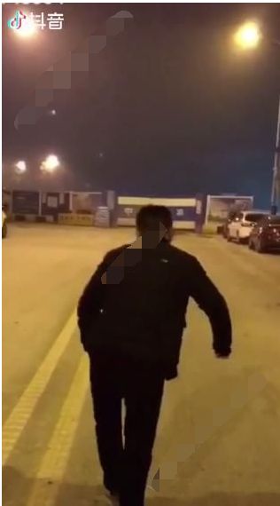 抖音模仿张嘉译走路是什么歌?抖音模仿张嘉译走路歌曲Bomba_wishdown.com 抖音模仿张嘉译走路是什么歌?抖音模仿张嘉译走路歌曲Bomba_wishdown.com