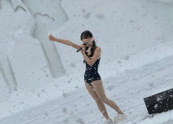 日本女团冰天雪地里穿泳装表演引热议 公司事后还拍卖其泳装_wishdown.com 日本女团冰天雪地里穿泳装表演引热议 公司事后还拍卖其泳装_wishdown.com