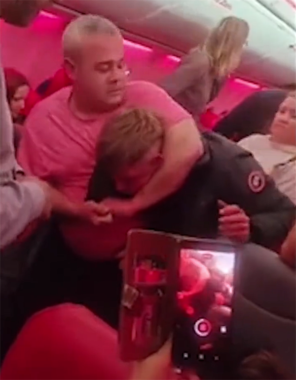 �����������£��������Ӣ��һ������Ⱥ�嶷Ź�ĵ�����ʱ