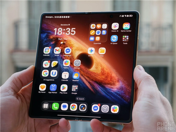 荣耀Magic V6真机图赏:全球最轻薄大折叠 老外被震撼到了_wishdown.com 荣耀Magic V6真机图赏:全球最轻薄大折叠 老外被震撼到了_wishdown.com