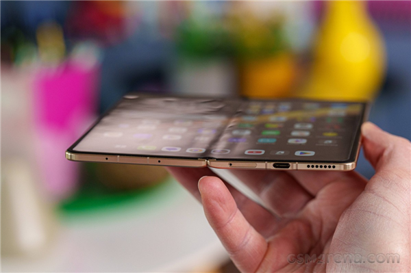 荣耀Magic V6真机图赏:全球最轻薄大折叠 老外被震撼到了_wishdown.com 荣耀Magic V6真机图赏:全球最轻薄大折叠 老外被震撼到了_wishdown.com