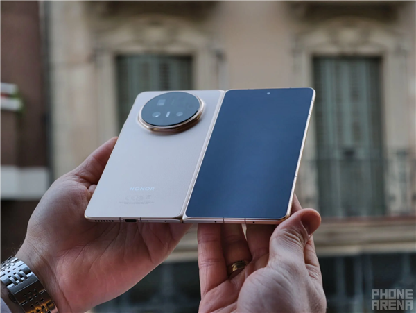 荣耀Magic V6真机图赏:全球最轻薄大折叠 老外被震撼到了_wishdown.com 荣耀Magic V6真机图赏:全球最轻薄大折叠 老外被震撼到了_wishdown.com