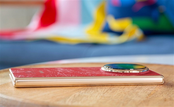 荣耀Magic V6真机图赏:全球最轻薄大折叠 老外被震撼到了_wishdown.com 荣耀Magic V6真机图赏:全球最轻薄大折叠 老外被震撼到了_wishdown.com