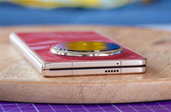 荣耀Magic V6真机图赏:全球最轻薄大折叠 老外被震撼到了_wishdown.com 荣耀Magic V6真机图赏:全球最轻薄大折叠 老外被震撼到了_wishdown.com