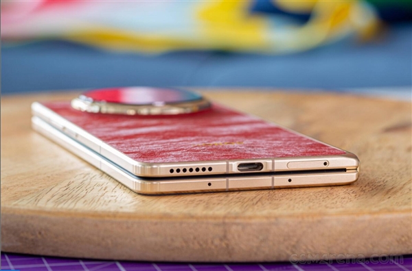 荣耀Magic V6真机图赏:全球最轻薄大折叠 老外被震撼到了_wishdown.com 荣耀Magic V6真机图赏:全球最轻薄大折叠 老外被震撼到了_wishdown.com