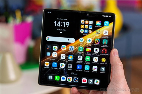 荣耀Magic V6真机图赏:全球最轻薄大折叠 老外被震撼到了_wishdown.com 荣耀Magic V6真机图赏:全球最轻薄大折叠 老外被震撼到了_wishdown.com