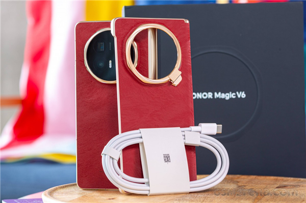 荣耀Magic V6真机图赏:全球最轻薄大折叠 老外被震撼到了_wishdown.com 荣耀Magic V6真机图赏:全球最轻薄大折叠 老外被震撼到了_wishdown.com