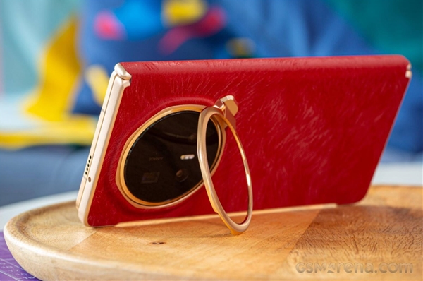 荣耀Magic V6真机图赏:全球最轻薄大折叠 老外被震撼到了_wishdown.com 荣耀Magic V6真机图赏:全球最轻薄大折叠 老外被震撼到了_wishdown.com