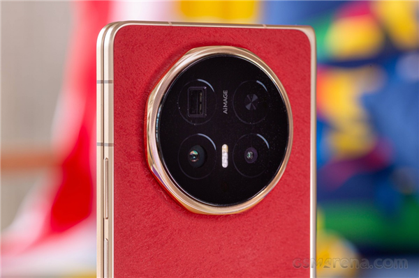 荣耀Magic V6真机图赏:全球最轻薄大折叠 老外被震撼到了_wishdown.com 荣耀Magic V6真机图赏:全球最轻薄大折叠 老外被震撼到了_wishdown.com