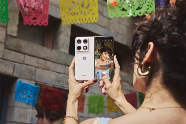 联想moto首款大折叠来了!moto razr fold即将上市:首发第五代骁龙8_wishdown.com 联想moto首款大折叠来了!moto razr fold即将上市:首发第五代骁龙8_wishdown.com