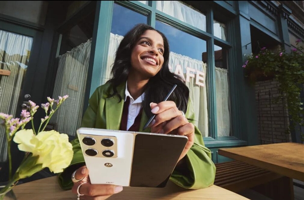 联想moto首款大折叠来了!moto razr fold即将上市:首发第五代骁龙8_wishdown.com 联想moto首款大折叠来了!moto razr fold即将上市:首发第五代骁龙8_wishdown.com