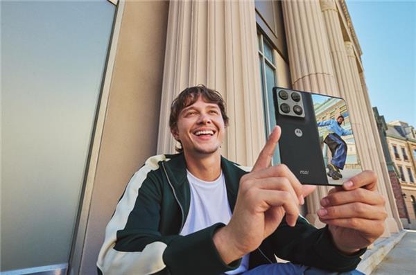 ����moto�׿���۵����ֻ�MWC��ʽ����