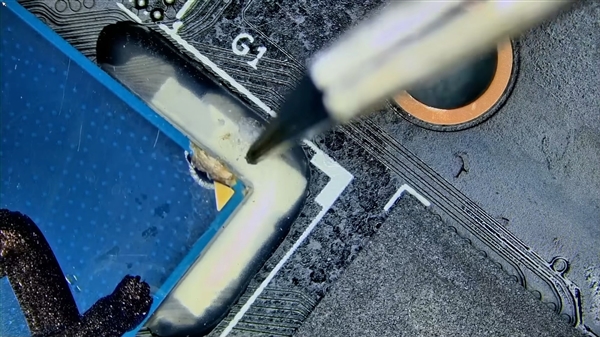 惨烈!用户私改液金致RTX 5070报废:核心烧毁、PCB腐蚀_wishdown.com 惨烈!用户私改液金致RTX 5070报废:核心烧毁、PCB腐蚀_wishdown.com