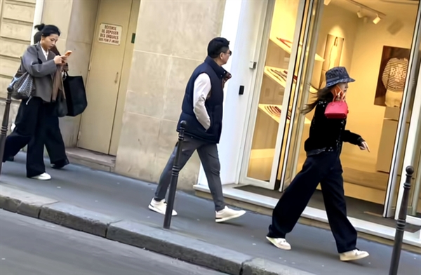 ��ǿ�����������������ͷ��Ů��æ��ͨ�� �з���ī���͵�����