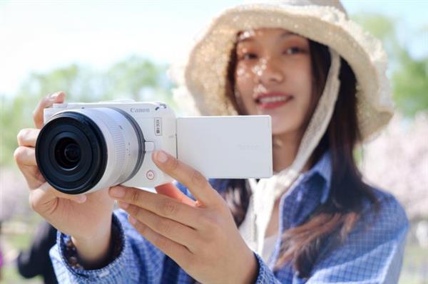 ����չ����չ  �ӽ�ͷ����;������R50V��γ�Ϊ�糡�������Ĵ