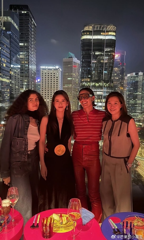 章泽天现身香港逛展 深V黑裙礼服配金腰带优雅大气_wishdown.com 章泽天现身香港逛展 深V黑裙礼服配金腰带优雅大气_wishdown.com