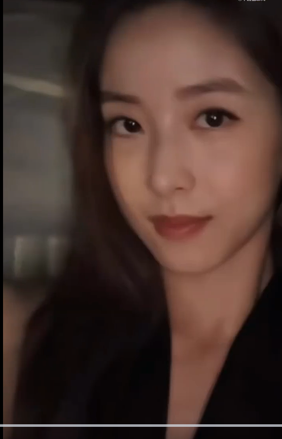 章泽天现身香港逛展 深V黑裙礼服配金腰带优雅大气_wishdown.com 章泽天现身香港逛展 深V黑裙礼服配金腰带优雅大气_wishdown.com