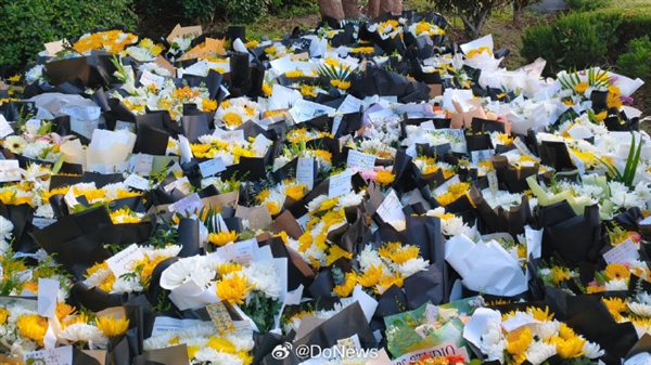 谢绝直播!张雪峰今日追悼会 全国各地万千学子来送别:现场一封手写信让人动容_wishdown.com 谢绝直播!张雪峰今日追悼会 全国各地万千学子来送别:现场一封手写信让人动容_wishdown.com