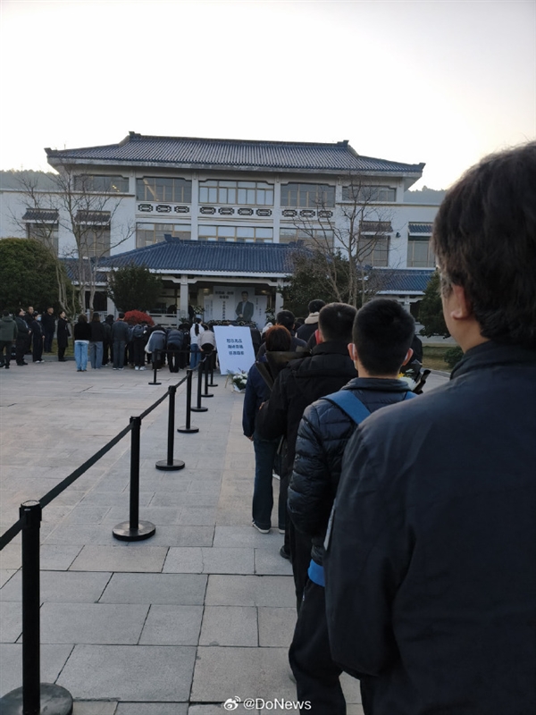 谢绝直播!张雪峰今日追悼会 全国各地万千学子来送别:现场一封手写信让人动容_wishdown.com 谢绝直播!张雪峰今日追悼会 全国各地万千学子来送别:现场一封手写信让人动容_wishdown.com