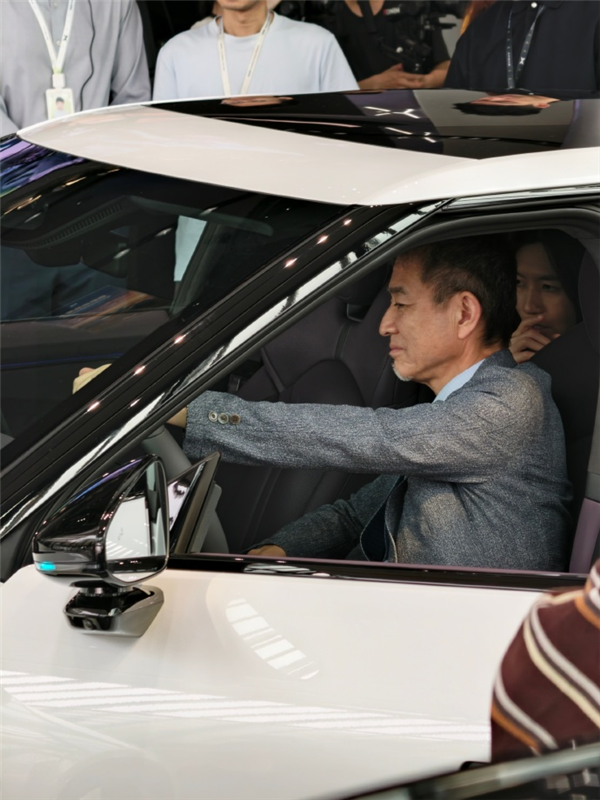 GTR之父参观小鹏P7后无奈苦笑:赛道潜力巨大 自己也想买一台_wishdown.com GTR之父参观小鹏P7后无奈苦笑:赛道潜力巨大 自己也想买一台_wishdown.com