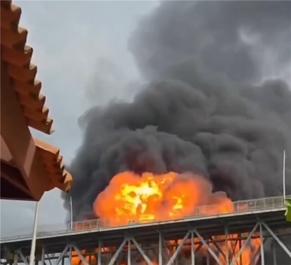 画面太疯狂!巴拿马首都一油罐车爆炸:致美洲大桥暂时关闭_wishdown.com 画面太疯狂!巴拿马首都一油罐车爆炸:致美洲大桥暂时关闭_wishdown.com