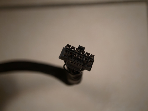 一只猫及时发现RTX 4090显卡烧毁冒烟:救了主人一命!_wishdown.com 一只猫及时发现RTX 4090显卡烧毁冒烟:救了主人一命!_wishdown.com