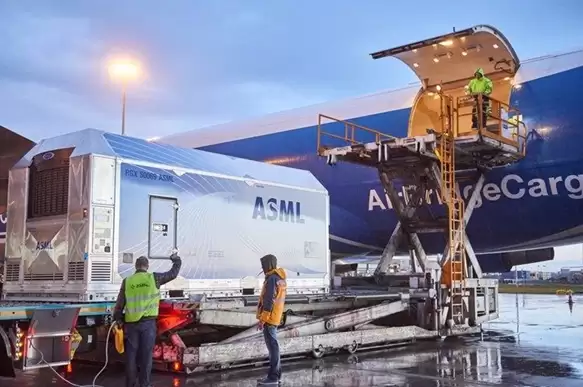 ASML CEOԤ����AIоƬ��ȱ���������� �¹�̻�����ܽ��ɱ�