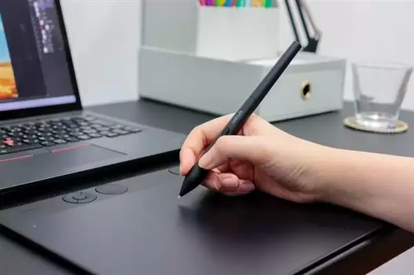 Wacom ���� Wacom Art Pen 2����һ��������֧�� 360° �ʸ���ת��Ӧ�����������������绢����