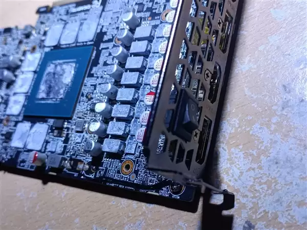 RTX 3070魔改16GB显存教程 硬核玩家实战拆解与性能测试_wishdown.com 拆下RX 6900 XT显存 :硬核玩家将RTX 3070魔改16GB!还加了物理开关