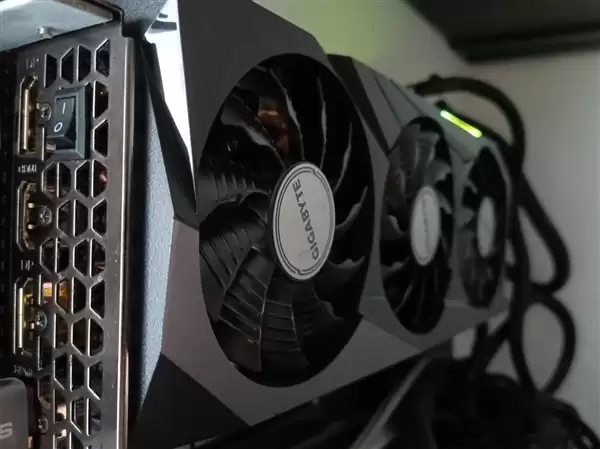 RTX 3070魔改16GB显存教程 硬核玩家实战拆解与性能测试_wishdown.com 拆下RX 6900 XT显存 :硬核玩家将RTX 3070魔改16GB!还加了物理开关