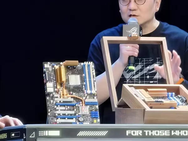 ROG 20周年复刻主板正式发布!5206元 复古铜色配蓝白插槽_wishdown.com ROG 20周年复刻主板正式发布!5206元 复古铜色配蓝白插槽_wishdown.com