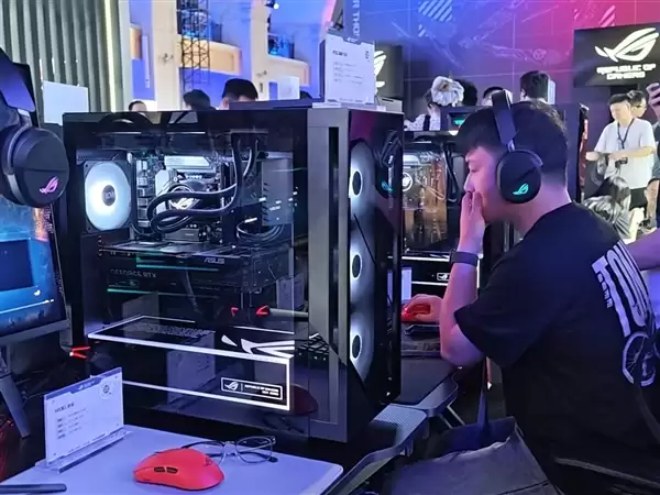 华硕发布ROG魔霸9X电脑:58L透明机箱 一秒变电竞房_wishdown.com 华硕发布ROG魔霸9X电脑:58L透明机箱 一秒变电竞房_wishdown.com
