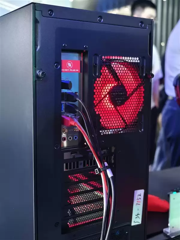 华硕发布ROG魔霸9X电脑:58L透明机箱 一秒变电竞房_wishdown.com 华硕发布ROG魔霸9X电脑:58L透明机箱 一秒变电竞房_wishdown.com