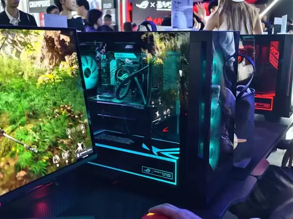 华硕发布ROG魔霸9X电脑:58L透明机箱 一秒变电竞房_wishdown.com 华硕发布ROG魔霸9X电脑:58L透明机箱 一秒变电竞房_wishdown.com