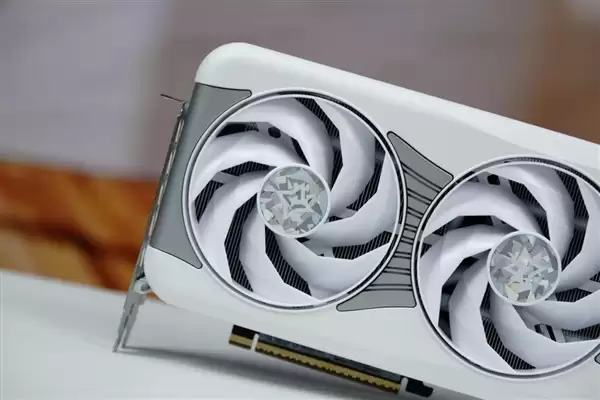 影驰RTX 5070星曜LUNA OC显卡图赏 背板如镜面般闪耀_wishdown.com 背板能当镜子!影驰RTX 5070星曜LUNA OC图赏