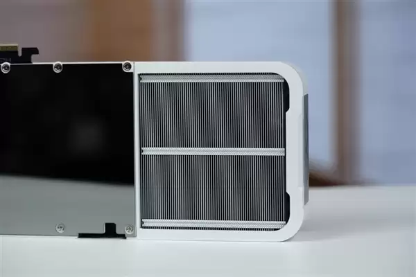 影驰RTX 5070星曜LUNA OC显卡图赏 背板如镜面般闪耀_wishdown.com 背板能当镜子!影驰RTX 5070星曜LUNA OC图赏