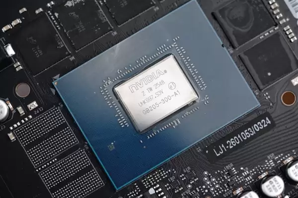影驰RTX 5070星曜LUNA OC显卡图赏 背板如镜面般闪耀_wishdown.com 背板能当镜子!影驰RTX 5070星曜LUNA OC图赏
