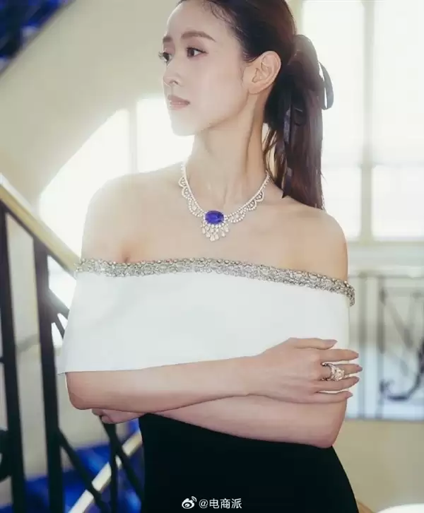 章泽天戛纳晚宴跻身国际顶级名流圈 黑白礼服搭蓝宝石项链尽显贵气_wishdown.com 章泽天戛纳晚宴跻身国际顶级名流圈 黑白礼服搭蓝宝石项链尽显贵气_wishdown.com