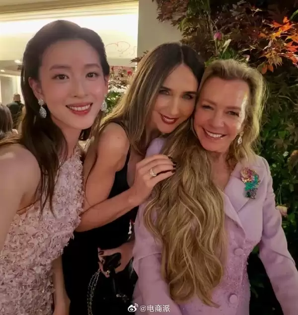 章泽天戛纳晚宴跻身国际顶级名流圈 黑白礼服搭蓝宝石项链尽显贵气_wishdown.com 章泽天戛纳晚宴跻身国际顶级名流圈 黑白礼服搭蓝宝石项链尽显贵气_wishdown.com