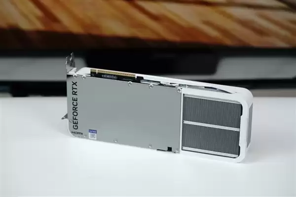 影驰RTX 5070星曜LUNA OC显卡图赏 背板如镜面般闪耀_wishdown.com 背板能当镜子!影驰RTX 5070星曜LUNA OC图赏