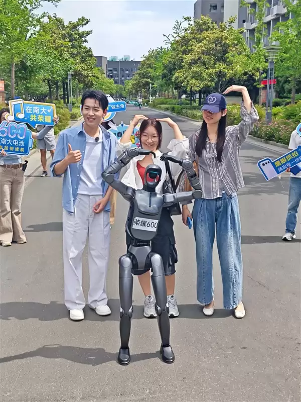 荣耀自研机器人闪电、元气仔走进南大 开启2026赛博毕业季_wishdown.com 荣耀自研机器人闪电、元气仔走进南大 开启2026赛博毕业季_wishdown.com