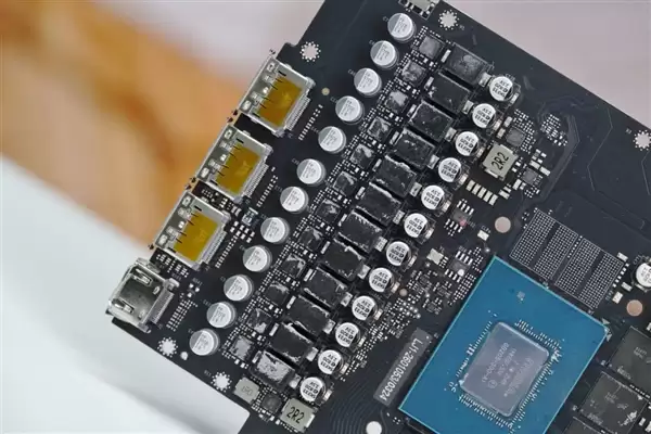 影驰RTX 5070星曜LUNA OC显卡图赏 背板如镜面般闪耀_wishdown.com 背板能当镜子!影驰RTX 5070星曜LUNA OC图赏