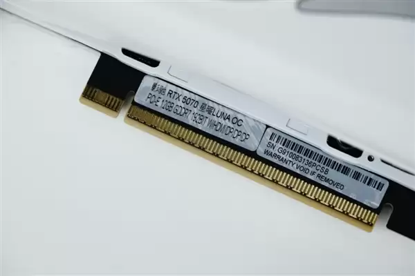 影驰RTX 5070星曜LUNA OC显卡图赏 背板如镜面般闪耀_wishdown.com 背板能当镜子!影驰RTX 5070星曜LUNA OC图赏