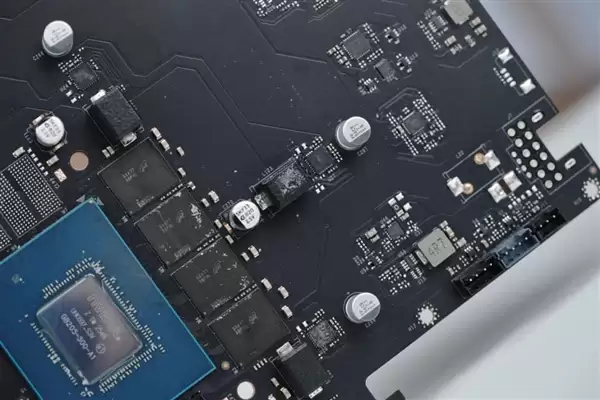 影驰RTX 5070星曜LUNA OC显卡图赏 背板如镜面般闪耀_wishdown.com 背板能当镜子!影驰RTX 5070星曜LUNA OC图赏