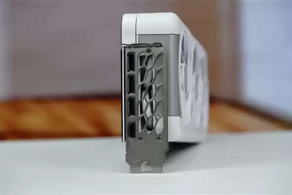影驰RTX 5070星曜LUNA OC显卡图赏 背板如镜面般闪耀_wishdown.com 背板能当镜子!影驰RTX 5070星曜LUNA OC图赏
